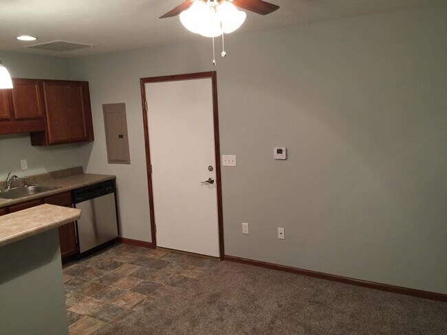 Building Photo - 1413 Hennessey St