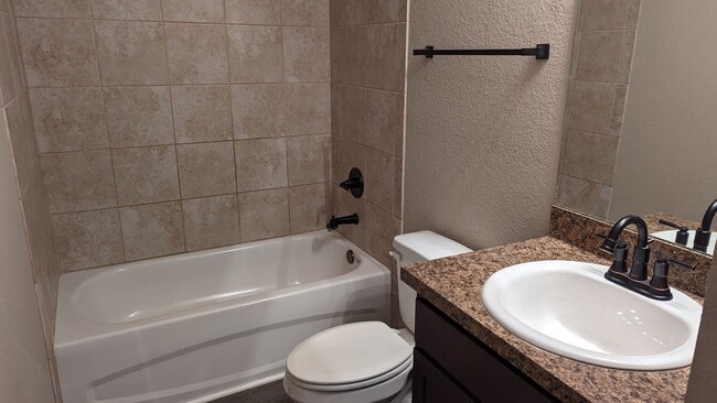 Building Photo - 4 Bedroom 2 Bath in Summerfield Florida