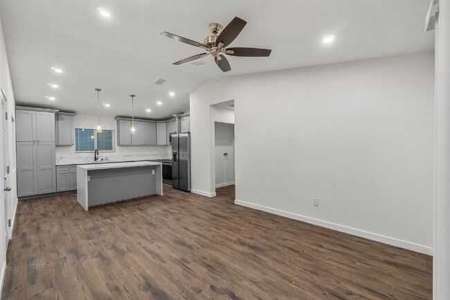 Building Photo - Up to $1400 off 1st month!! Vista - 3 bed/...