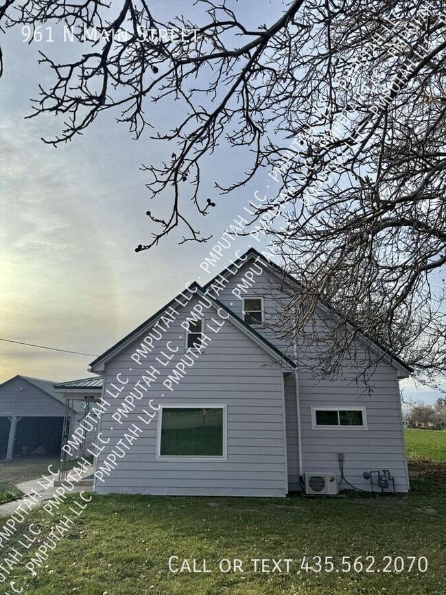 Primary Photo - 961 N Main St