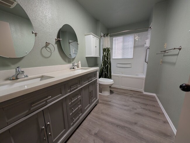 Building Photo - Fantastic 3 Bedroom Clarkston House with Fenced Backyard