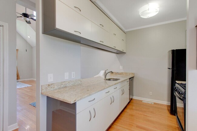 Building Photo - Charming 2 Bed 2 Bath Home on Historic Rus...