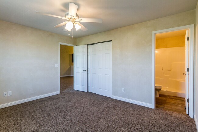 Building Photo - 2 bed 2 bth duplex- available now