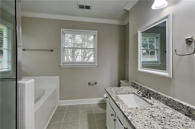 Building Photo - 4620 Hampton Square Dr