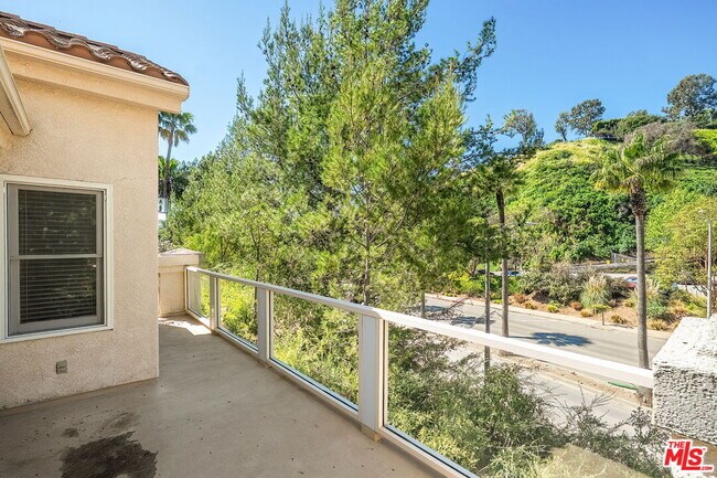 Building Photo - 604 Palisades Dr