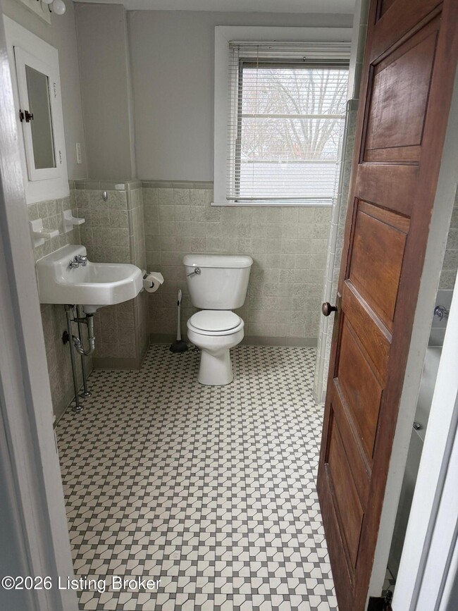 Building Photo - 1002 Charles St