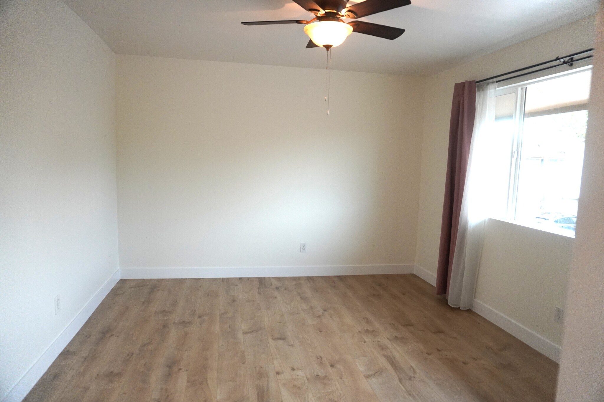 Primary bedroom - 8558 E Portland St