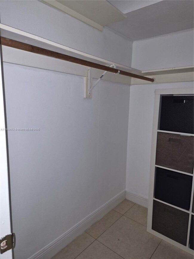 Building Photo - 2910 Point E Dr