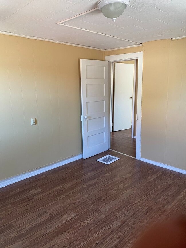 Building Photo - Single Family Home, Valley View School District, Gas heat, Private off Street Parking