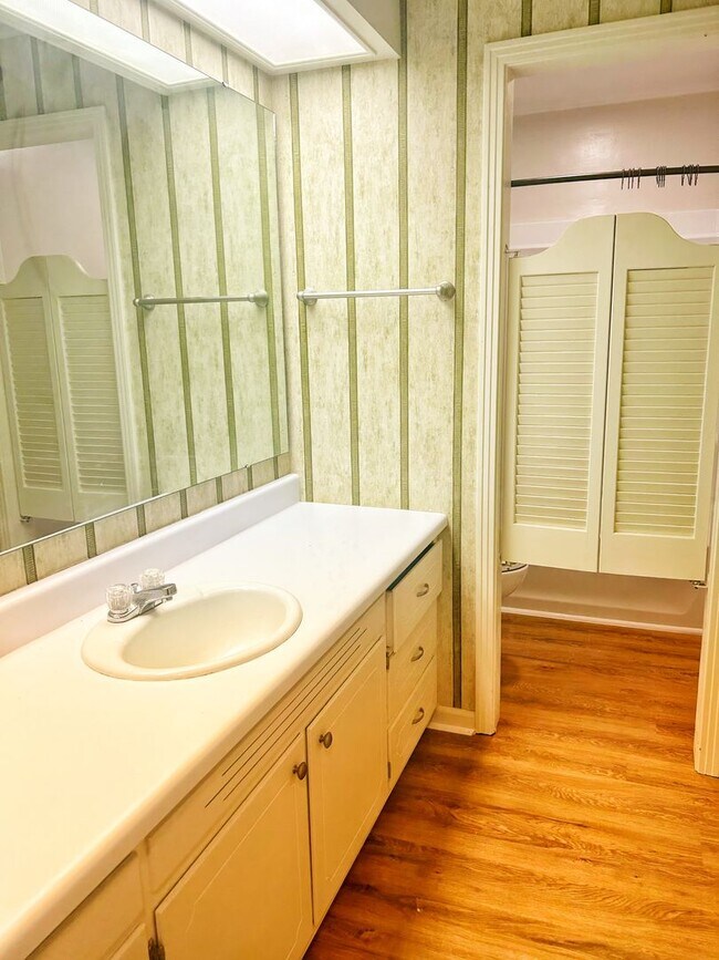 Building Photo - Five bedroom home on one acre of land loca...