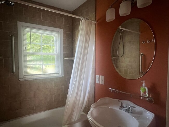 Building Photo - 3 bed 2 full bath -one level house in Jone...