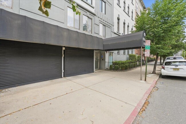 Building Photo - 1110 Clinton St