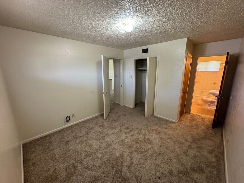 Building Photo - 808 Safady Ave