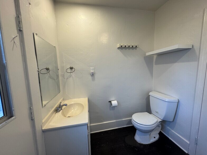 Building Photo - 849 N West Knoll Dr