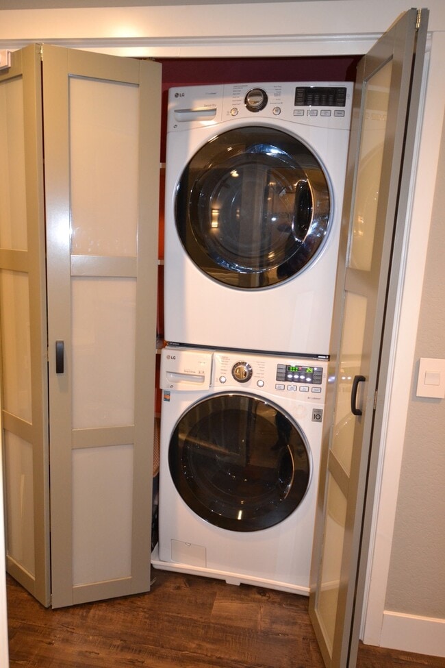Building Photo - Bankers Hill – 2 BD, 2.5 BA! Two Assigned ...