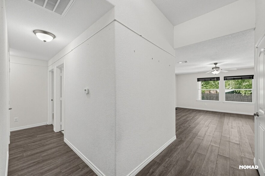 Building Photo - 205 Shady Oaks Dr