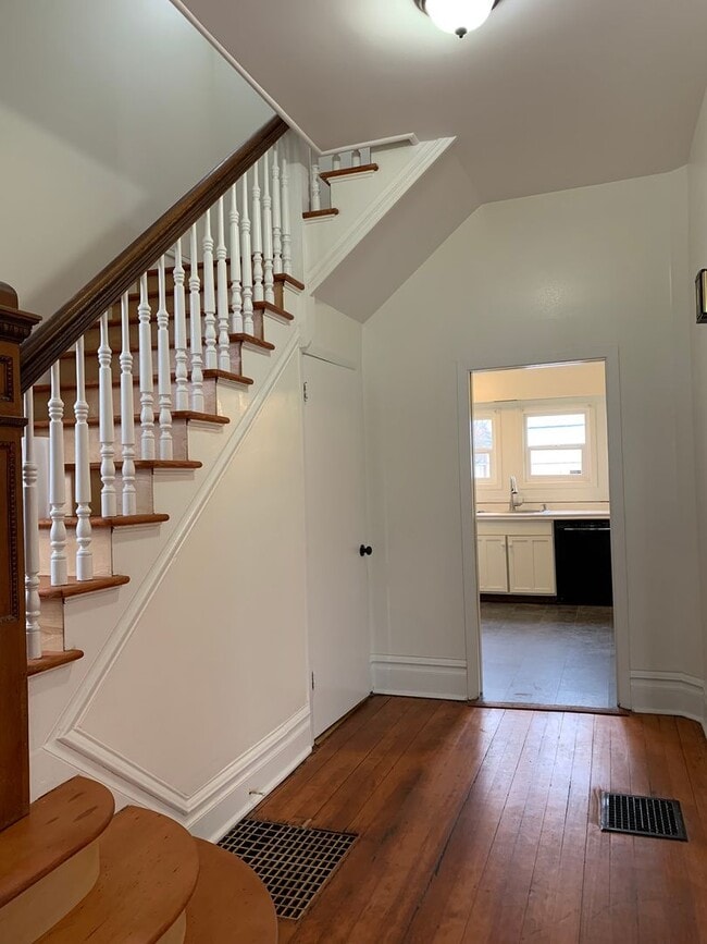 Building Photo - Stately Beauty with 3BR 1.5BA
