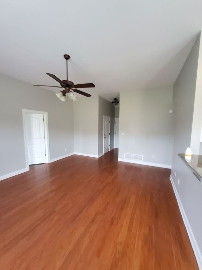 Building Photo - Modern Southaven Home with Two-Car Garage