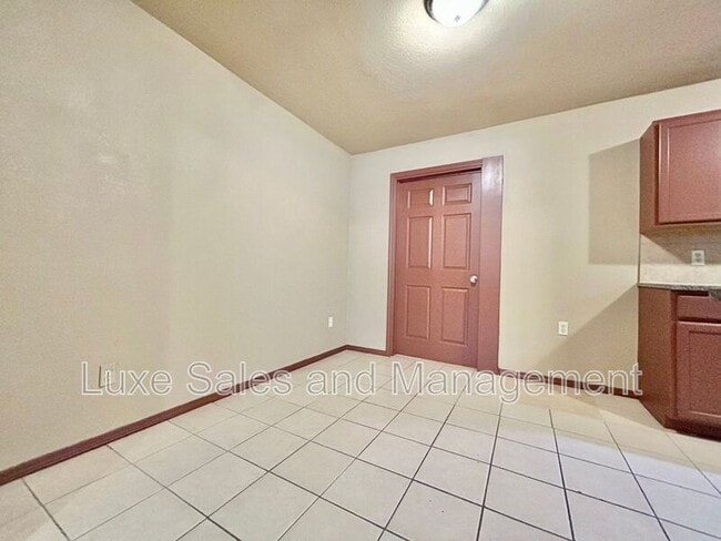 Building Photo - 605 Moraine Ave