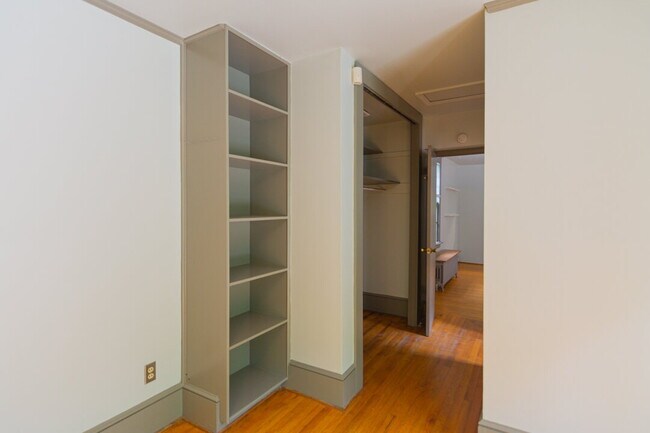 Building Photo - Inviting Stone Home for Rent – Walking Dis...