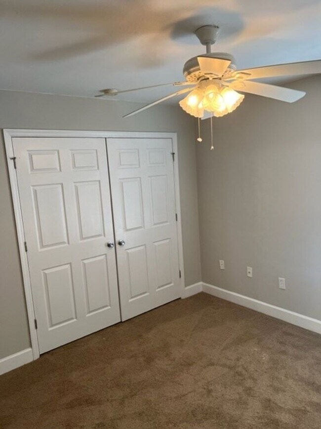 Building Photo - Great Location for this 2 bedroom 2 1/2 ba...