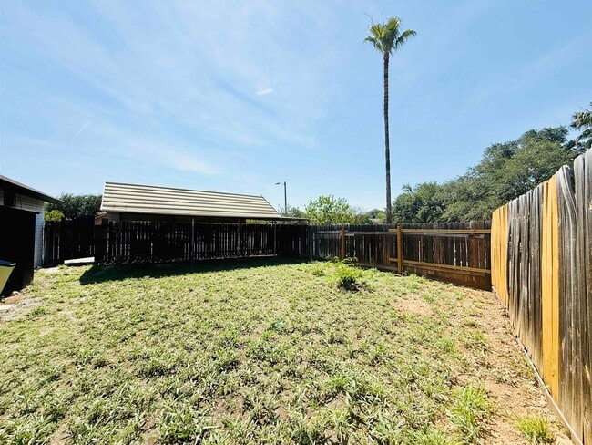 Building Photo - 907 Sandy Ln
