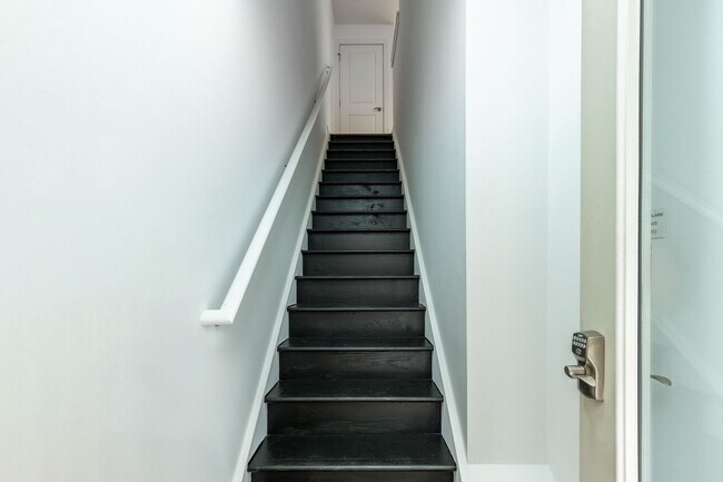 Building Photo - 1221 Mt Vernon St