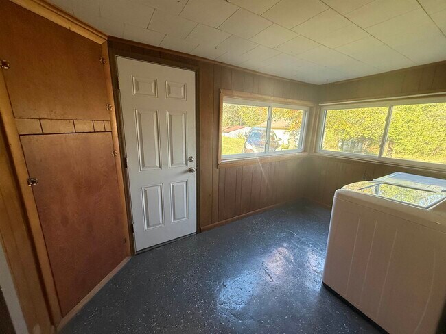 Building Photo - 122 Helm Rd