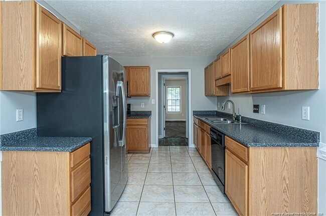 Building Photo - 402 Roundtree Dr