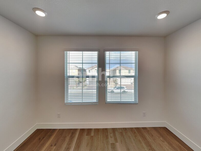 Building Photo - 8182 Winterfell Peak Ave