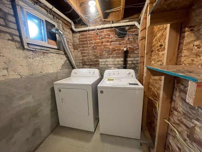 Building Photo - Killer Location w/ Utilities Included!