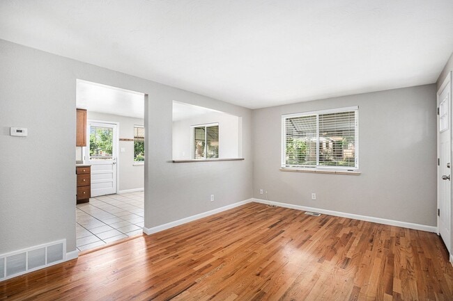 Building Photo - Spacious 4BR with bonus space and a 2 car garage in the heart of Sunnyside!