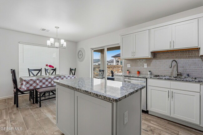 Building Photo - 15252 Apex Ct