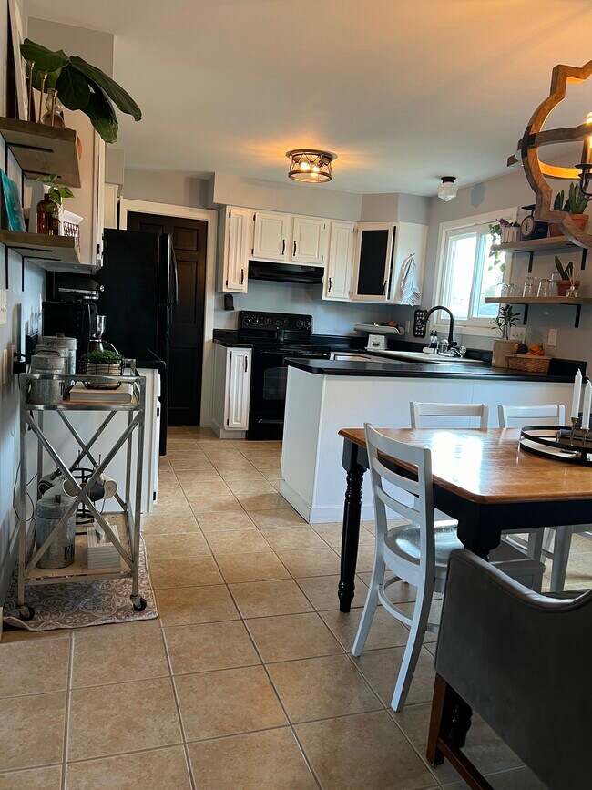 Building Photo - 1735 Crestview Dr