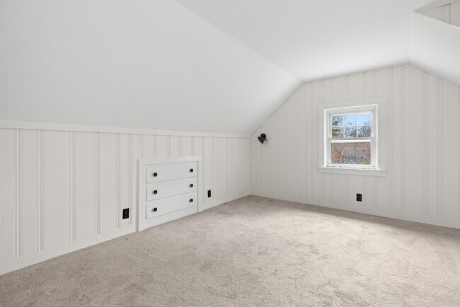 Building Photo - 123 Pond St