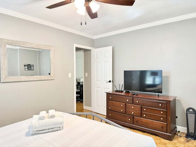 Building Photo - 300 Peachtree Rd NE