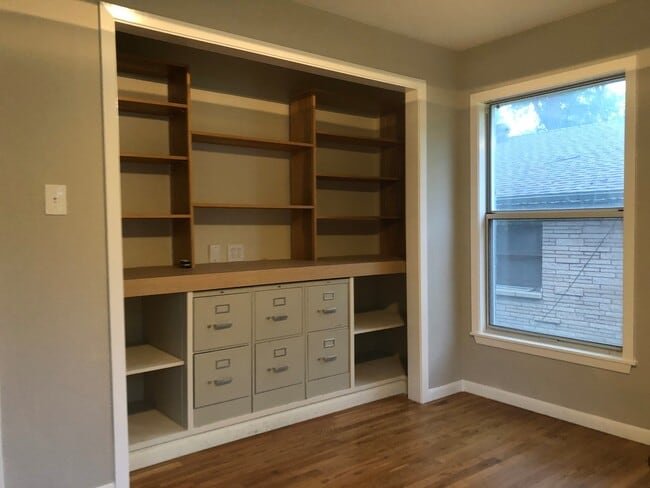 Building Photo - 4 Bedroom / 2.5 Baths / 2 Car Garage with ...