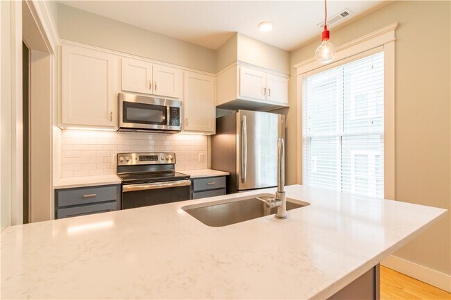 Building Photo - 302 S College Ave