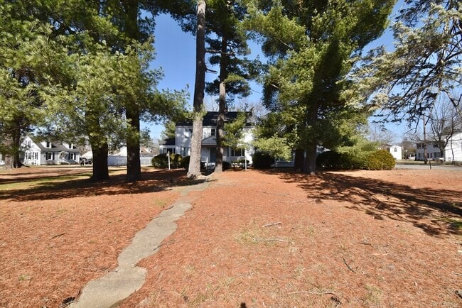 Building Photo - 582 Springfield St
