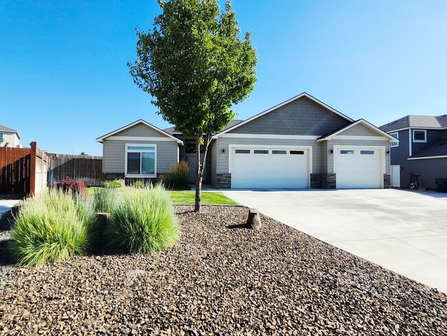 Building Photo - Elegant 4 Bed, 2 Ba Home - MANY Upgrades &...