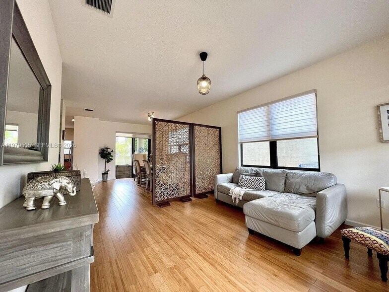 Building Photo - 965 NE 193rd Ter