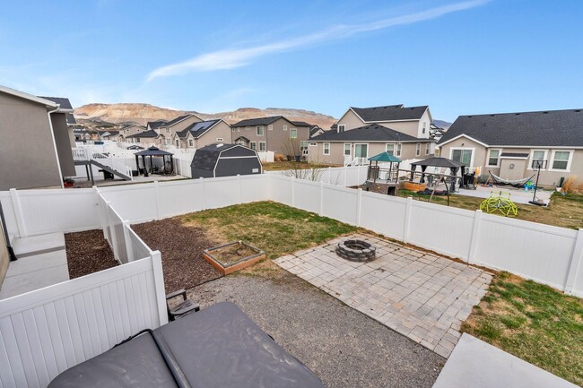 Building Photo - Stunning 5 Bedroom Herriman Home with Mode...