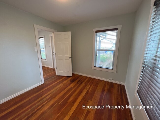 Building Photo - Cozy 2 Bed 1 Bath Bungalow in Denver's Globeville Neighborhood