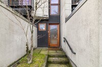 Building Photo - 2 BR 2 BA Townhome in North Tabor- 3 Levels!