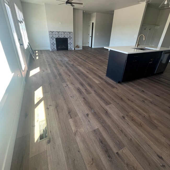 Building Photo - 475 River Bend Ln