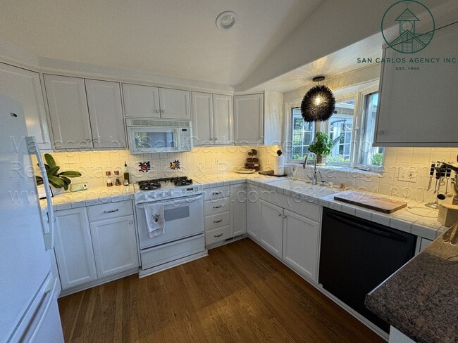 Building Photo - 3 Bed / 2 Bath Charming Carmel Point Home