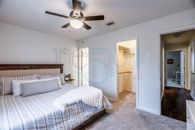 Building Photo - Available in Early August Attn: Pilots! 3BR 2BA Crashpad!