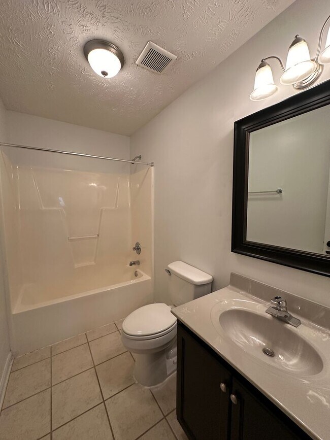 Building Photo - Well-Maintained 4 Bed 2.5 Bath with Fenced Backyard