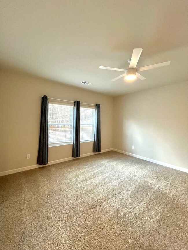 Building Photo - 3 BR, 2 BA with Fenced Yard and Fantastic Amenities!