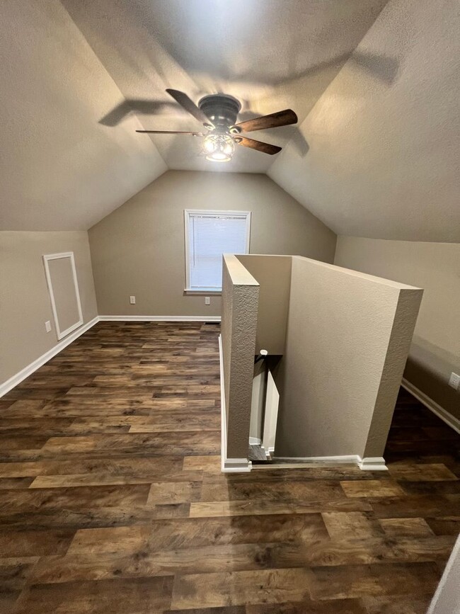 Building Photo - 3 Bed 2 Bath